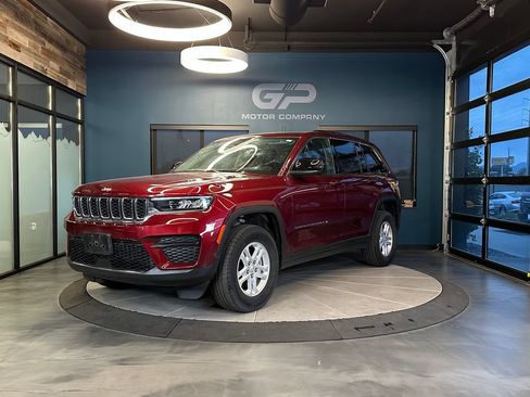 Used 2023 Jeep Grand Cherokee Laredo w/ Luxury Tech Group I AWD/4WD image 7