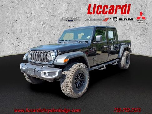 Used 2025 Jeep Gladiator Sport AWD/4WD image 3