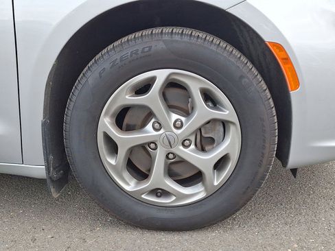 Used 2023 Chrysler Pacifica Limited w/ Uconnect Theater Family Group image 29