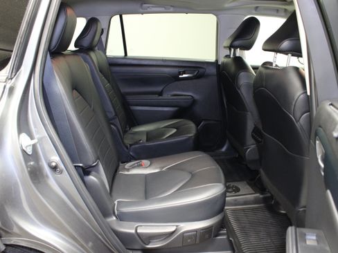 Used 2022 Toyota Highlander XLE AWD/4WD image 17