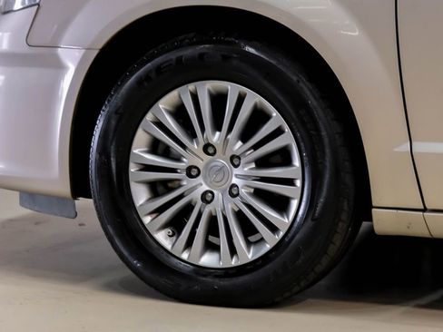 Used 2016 Chrysler Town & Country Touring-L FWD image 58