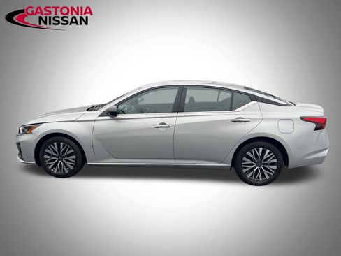 Used 2024 Nissan Altima 2.5 SV image 10