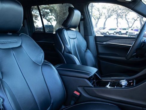 Used 2023 Jeep Grand Cherokee Overland w/ Luxury Tech Group IV image 17