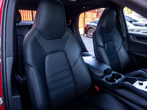 Certified 2024 Porsche Cayenne S AWD/4WD image 34