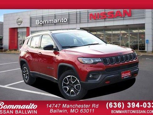 Used 2025 Jeep Compass Trailhawk AWD/4WD image 1