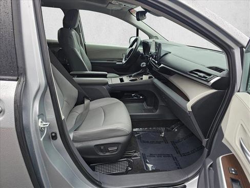 Used 2022 Toyota Sienna XLE w/ XLE Plus Package image 10