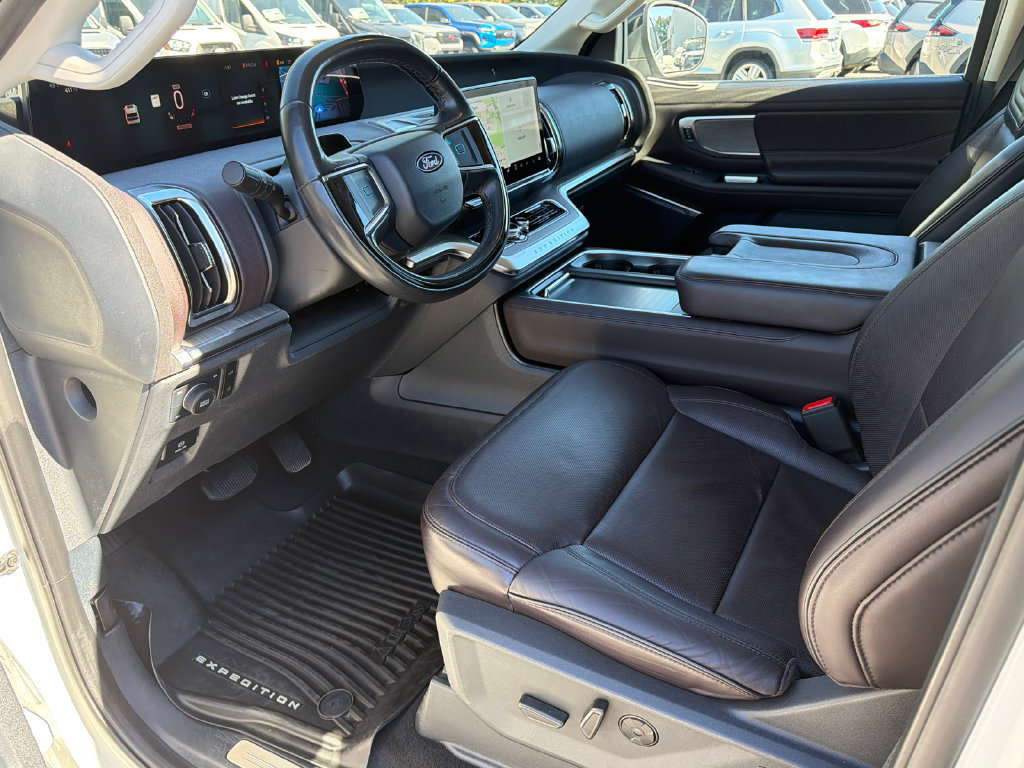 Used 2025 Ford Expedition Max Platinum w/ Platinum Ultimate Package AWD/4WD image 9