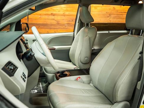 Used 2012 Toyota Sienna XLE image 10