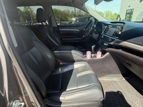 Used 2017 Toyota Highlander SE image 14