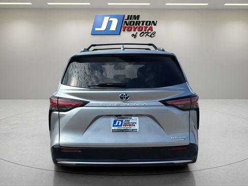 Used 2023 Toyota Sienna Platinum FWD image 6