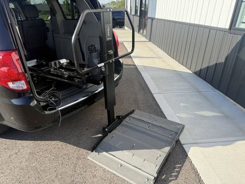 Used 2019 Dodge Grand Caravan SXT FWD image 19