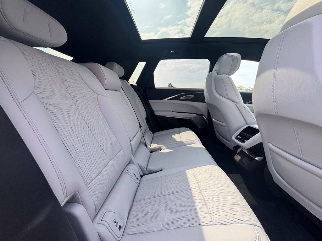 Certified 2024 Cadillac Lyriq Luxury AWD/4WD image 35