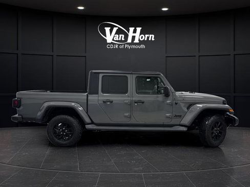 Used 2022 Jeep Gladiator Sport image 2