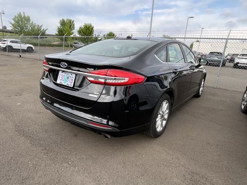Used 2017 Ford Fusion SE w/ Fusion SE Technology Package FWD image 5