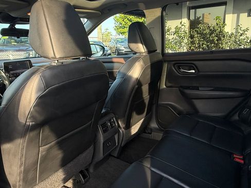 Used 2022 Nissan Rogue SV w/ SV Premium Package image 15