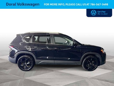 Used 2025 Volkswagen Taos SE w/ Panoramic Sunroof Package image 9
