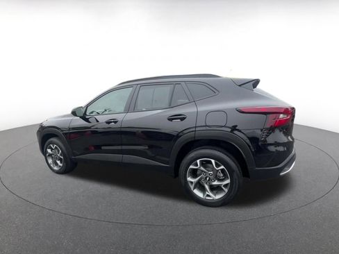 Used 2025 Chevrolet Trax LT w/ LT Convenience Package image 10