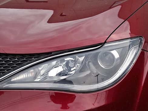 Used 2017 Chrysler Pacifica Limited FWD image 3