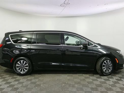 Used 2023 Chrysler Pacifica Touring-L FWD image 14