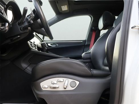 Certified 2024 Porsche Macan GTS image 36