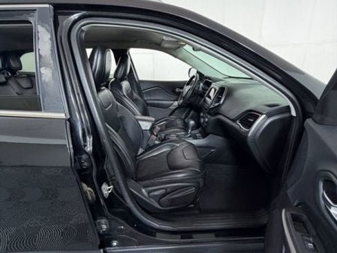 Used 2019 Jeep Cherokee Latitude Plus FWD image 5