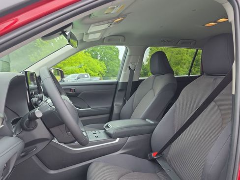 Used 2024 Toyota Highlander LE FWD image 18