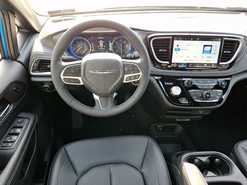 New 2026 Chrysler Pacifica Select image 7