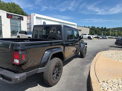 Used 2023 Jeep Gladiator Sport AWD/4WD image 2