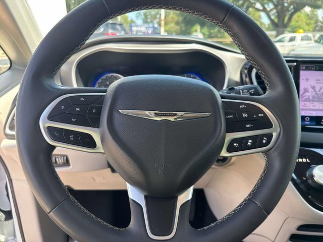 Used 2023 Chrysler Pacifica Touring-L FWD image 28