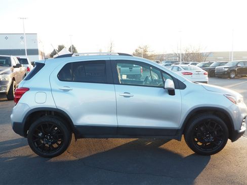 Used 2022 Chevrolet Trax LT w/ Driver Confidence Package image 4