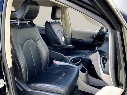 Certified 2024 Chrysler Pacifica Touring-L image 22
