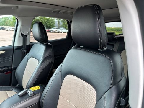 Used 2022 Ford Escape Titanium w/ Titanium Elite Package AWD/4WD image 3