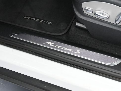 Certified 2022 Porsche Macan S image 16