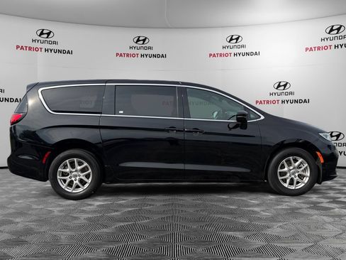 Used 2025 Chrysler Pacifica Select FWD image 2