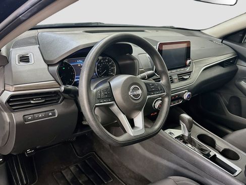Used 2025 Nissan Altima 2.5 SV FWD image 18