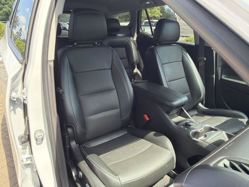Used 2023 GMC Terrain SLT AWD/4WD image 33
