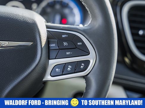 Used 2023 Chrysler Pacifica Limited image 30