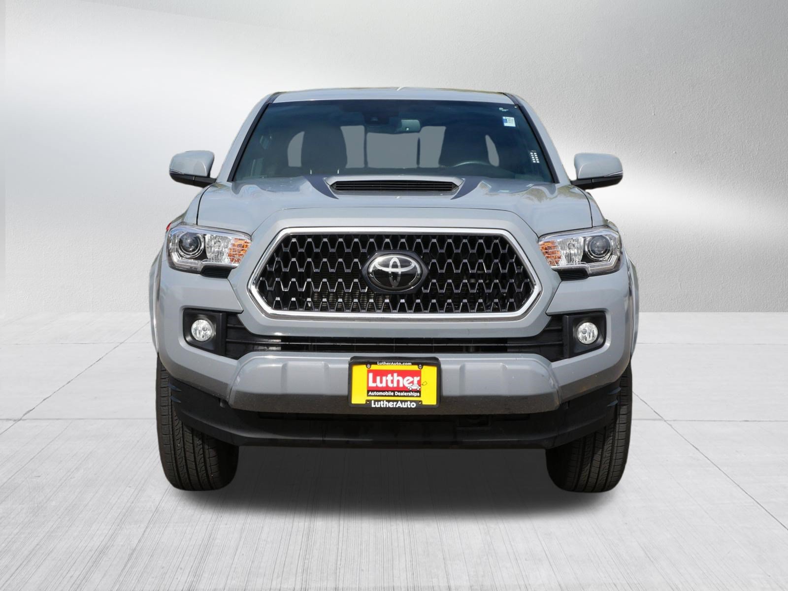 Used 2018 Toyota Tacoma TRD Sport AWD/4WD image 2