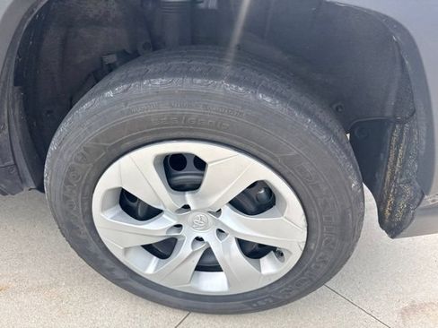 Used 2022 Toyota RAV4 LE AWD/4WD image 11