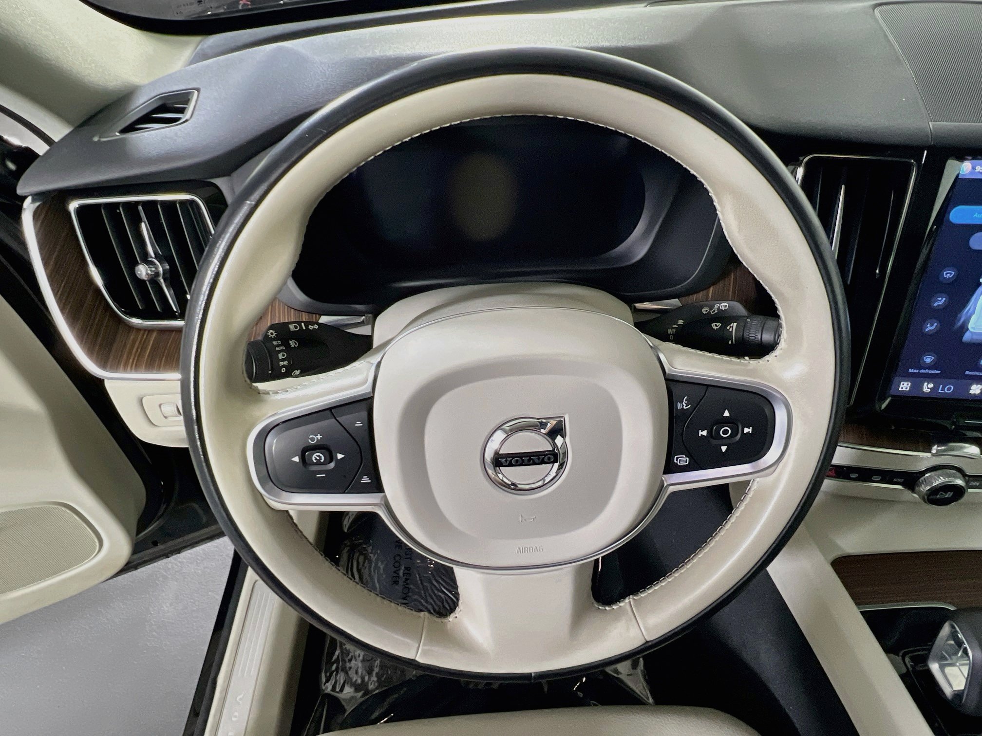 Used 2022 Volvo XC60 B5 Momentum w/ Climate Package AWD/4WD image 11