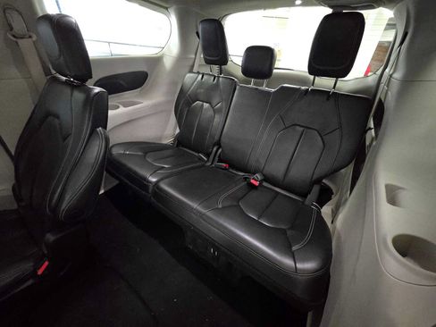 Used 2023 Chrysler Pacifica Touring-L FWD image 16