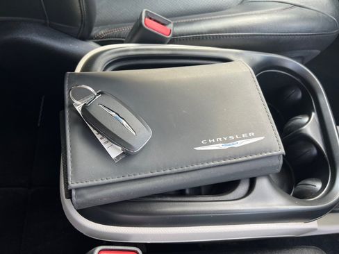 Used 2018 Chrysler Pacifica Touring-L FWD image 37