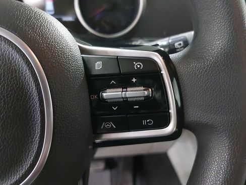 Used 2023 Kia Carnival LX FWD image 17