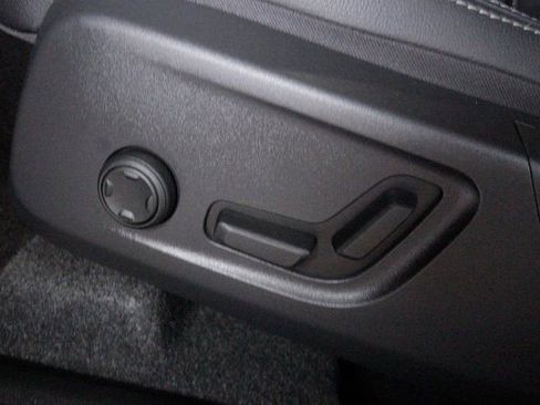 Certified 2025 Volvo XC40 B5 Core image 13