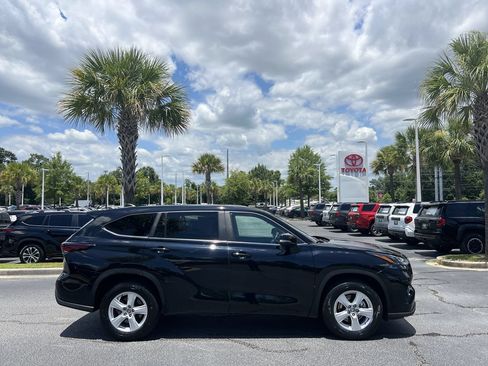 Used 2025 Toyota Highlander LE FWD image 11