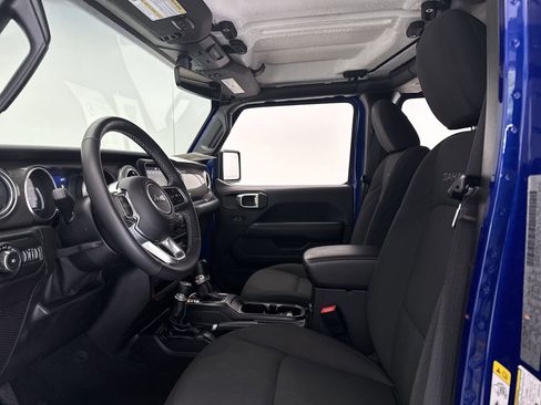 Used 2018 Jeep Wrangler Unlimited Sahara w/ Dual Top Group AWD/4WD image 10