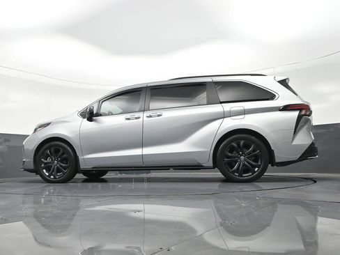 Used 2024 Toyota Sienna XSE w/ XSE Plus Package FWD image 27