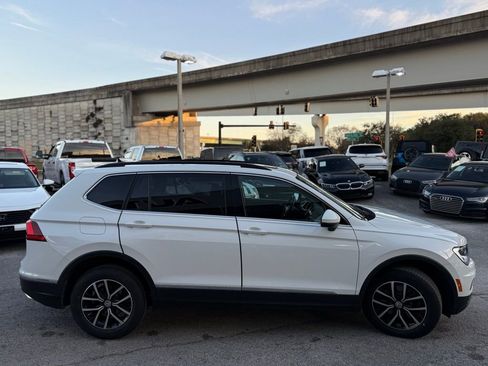 Used 2021 Volkswagen Tiguan SE w/ Panoramic Sunroof Package image 9