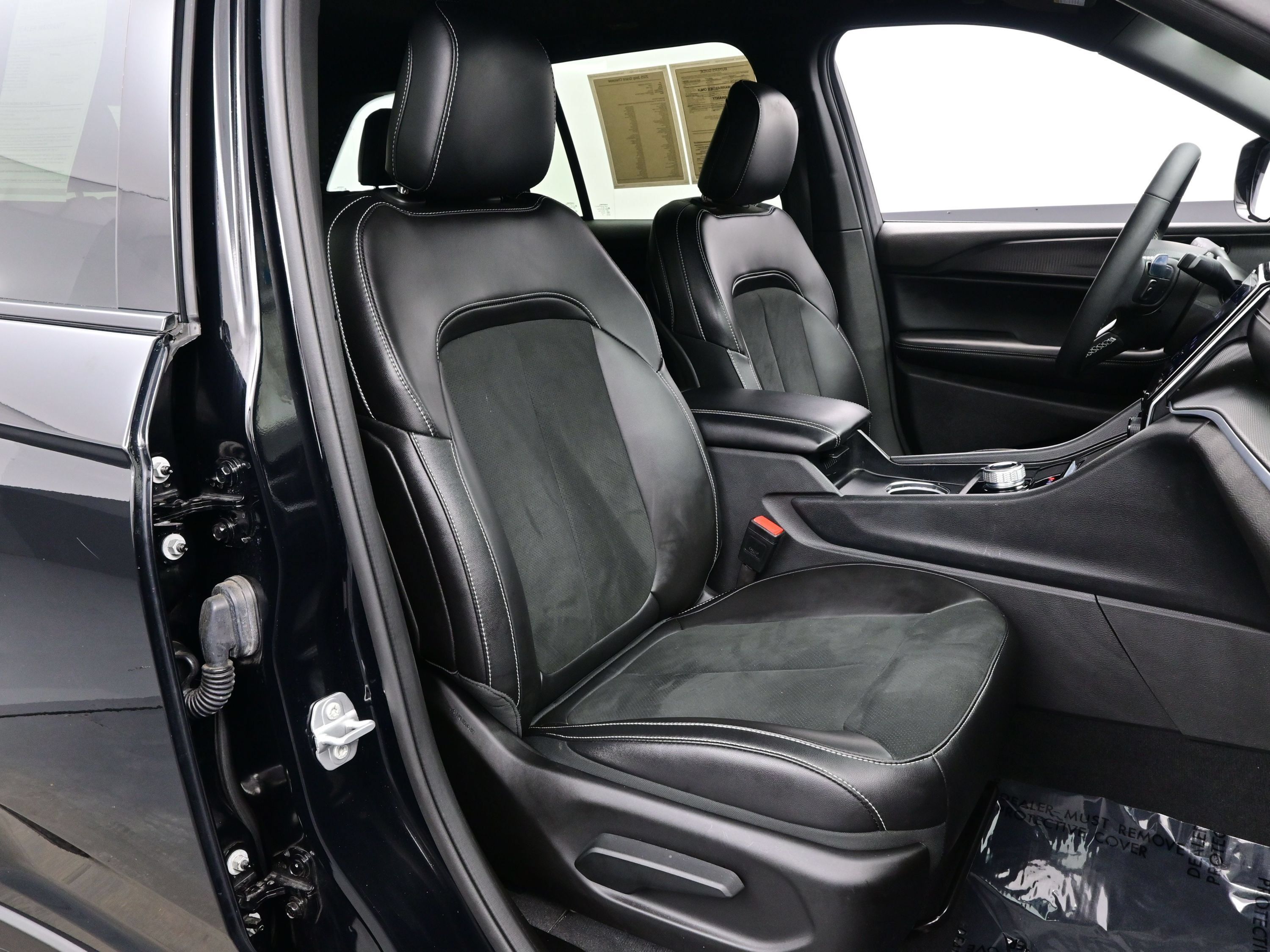 Used 2025 Jeep Grand Cherokee Altitude AWD/4WD image 14