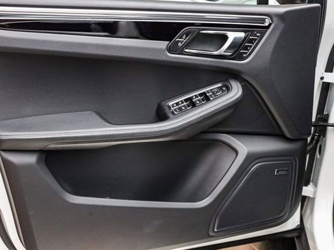 Certified 2025 Porsche Macan image 24